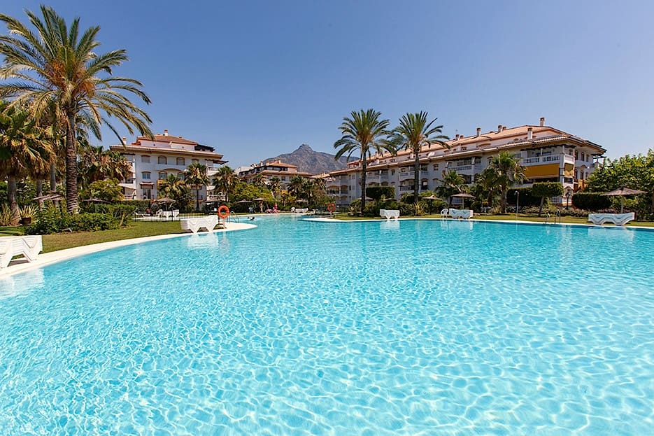 Appartement de 2 chambres à louer à Nueva Andalucia avec piscine garage - 1 750 € (Ref: 9806865)