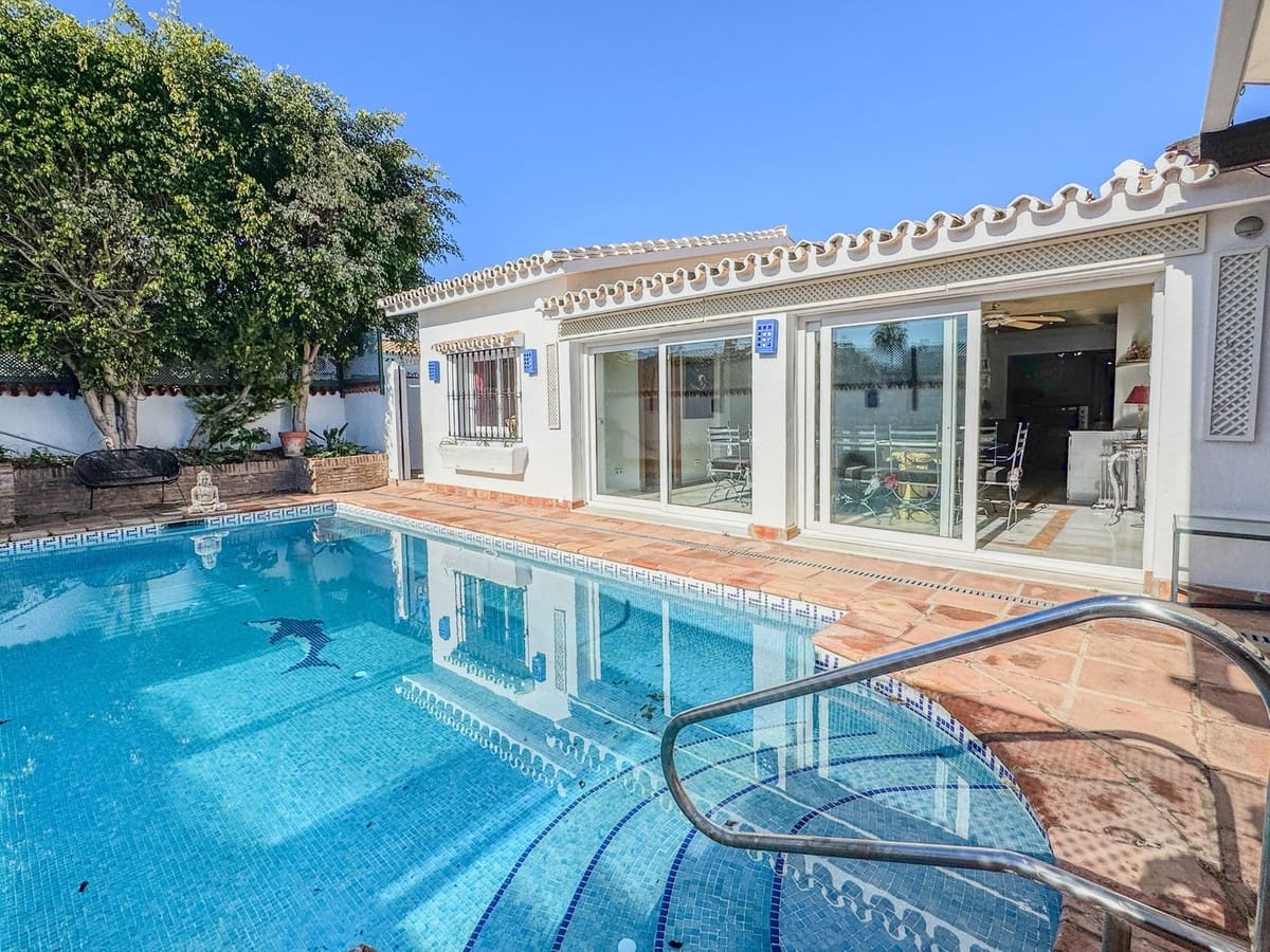 4 bedroom Villa for sale in Costalita with pool garage - € 900,000 (Ref: 9809328)