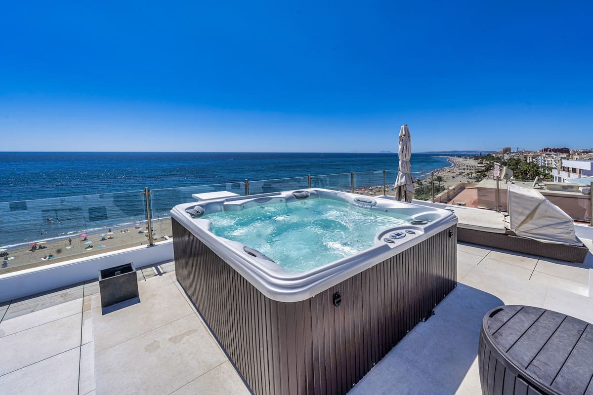2 slaapkamer Penthouse te koop in Estepona met garage - € 1.550.000 (Ref: 9809338)
