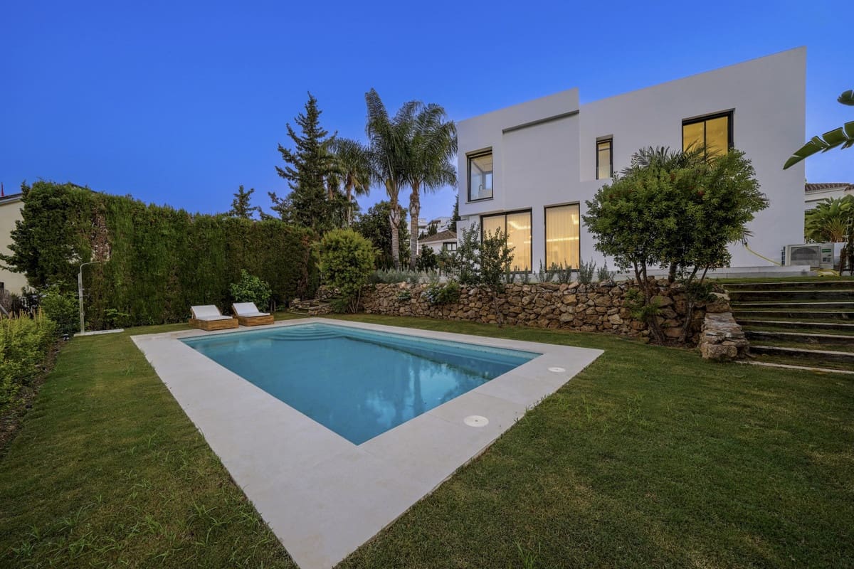 5 bedroom Villa for sale in Nueva Andalucia with pool - € 3,150,000 (Ref: 9809340)