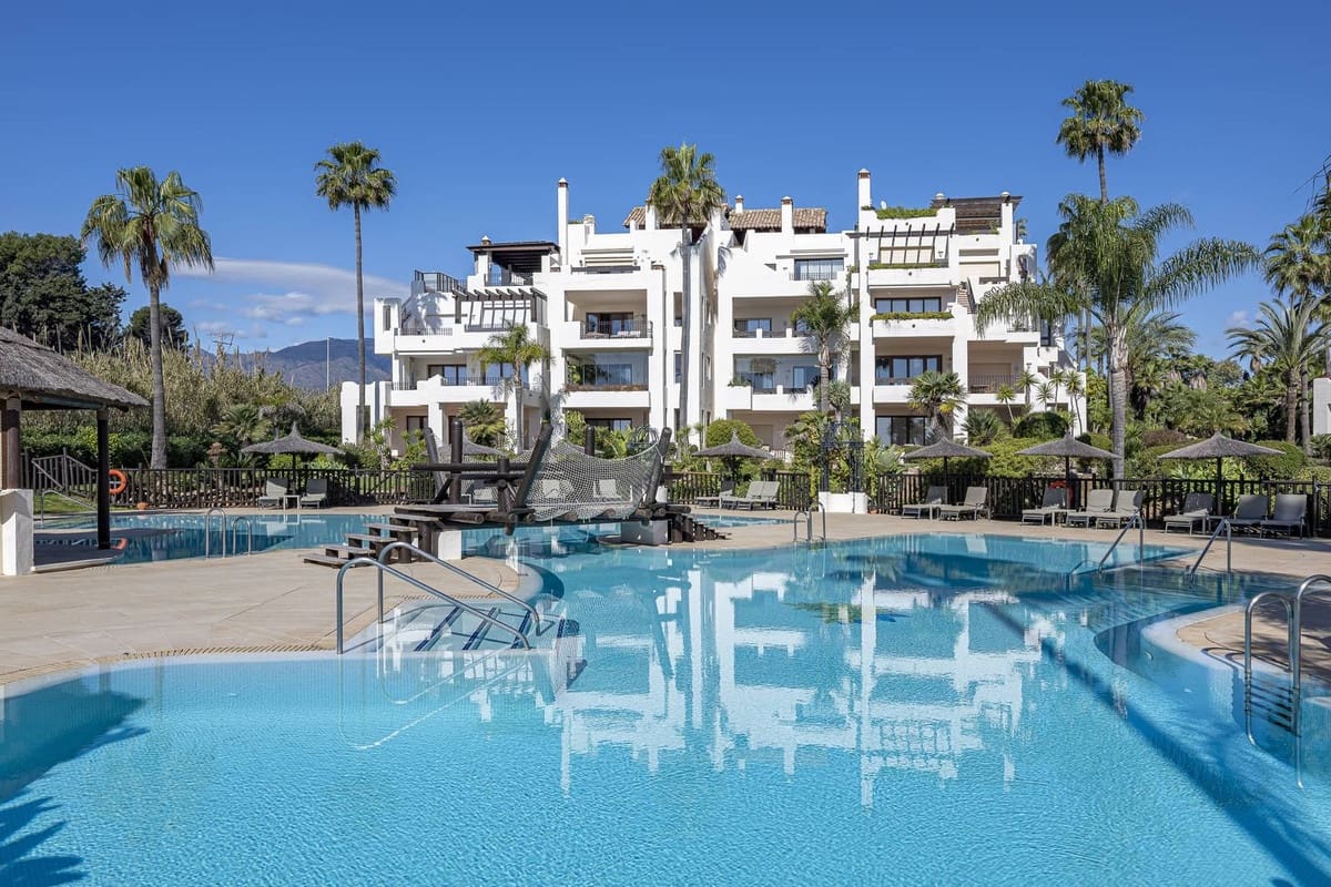 3 Zimmer Apartment zu verkaufen in Estepona mit Pool Garage - 1.895.000 € (Ref: 9827793)