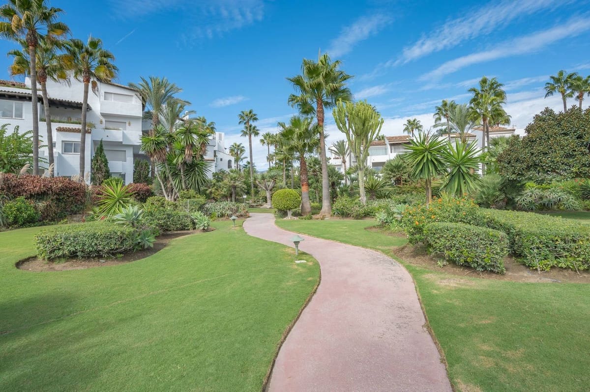 3 bedroom Apartment for sale in Estepona with pool garage - € 1,495,000 (Ref: 9832904)