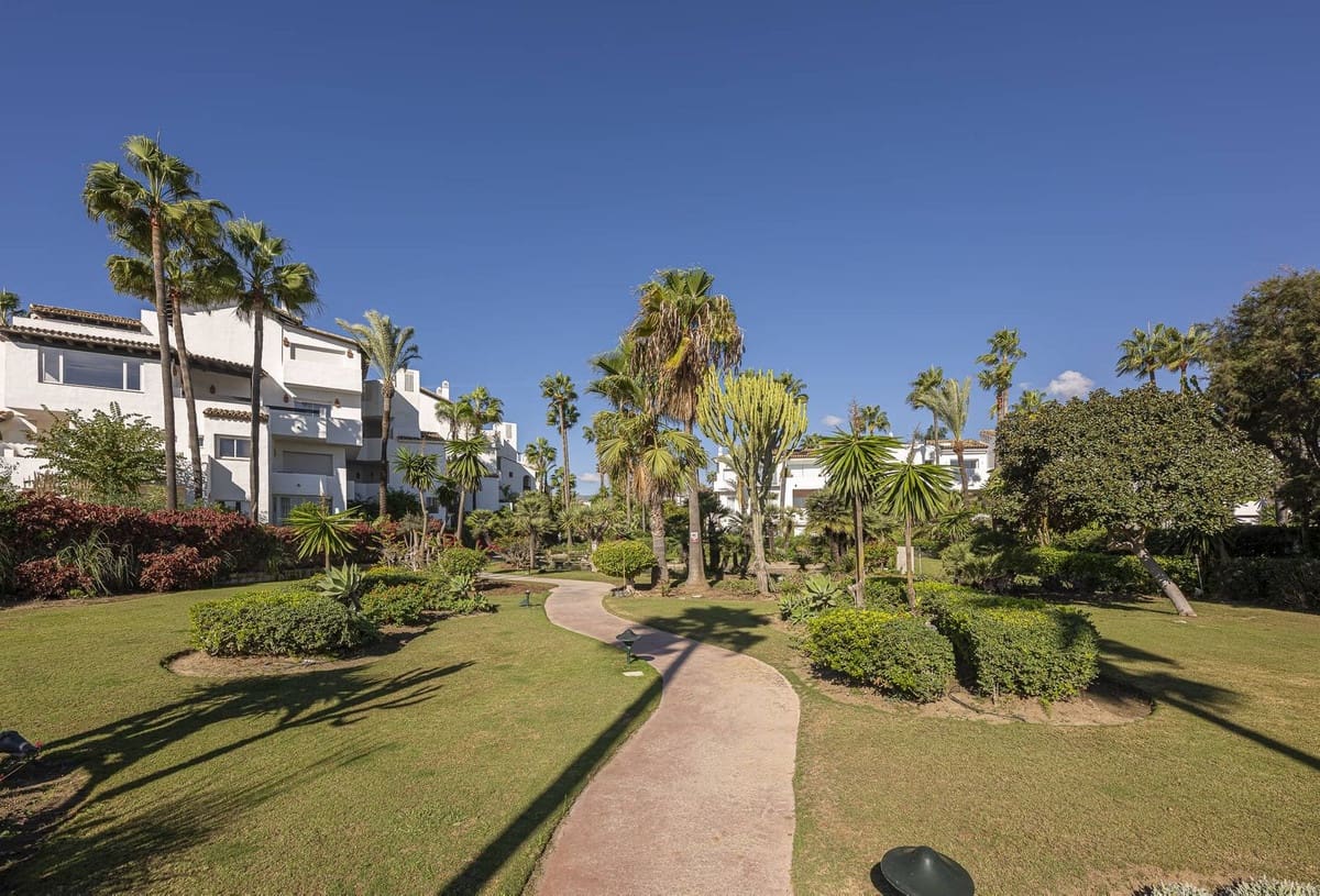 3 bedroom Apartment for sale in Estepona with pool garage - € 1,495,000 (Ref: 9832904)