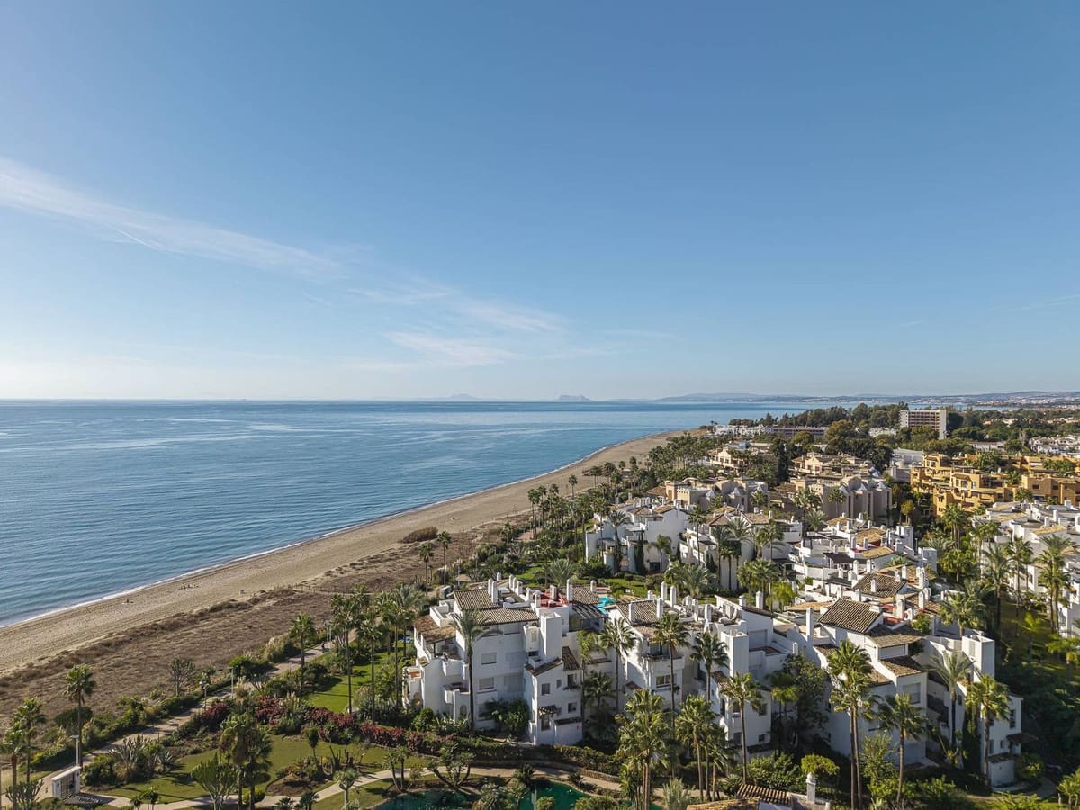 3 bedroom Apartment for sale in Estepona with pool garage - € 1,495,000 (Ref: 9832904)