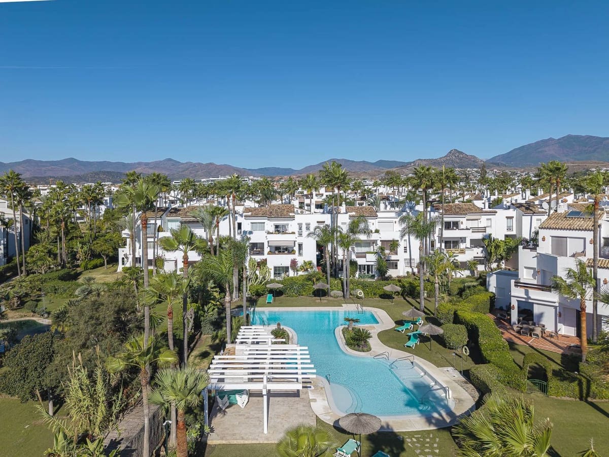 3 bedroom Apartment for sale in Estepona with pool garage - € 1,495,000 (Ref: 9832904)