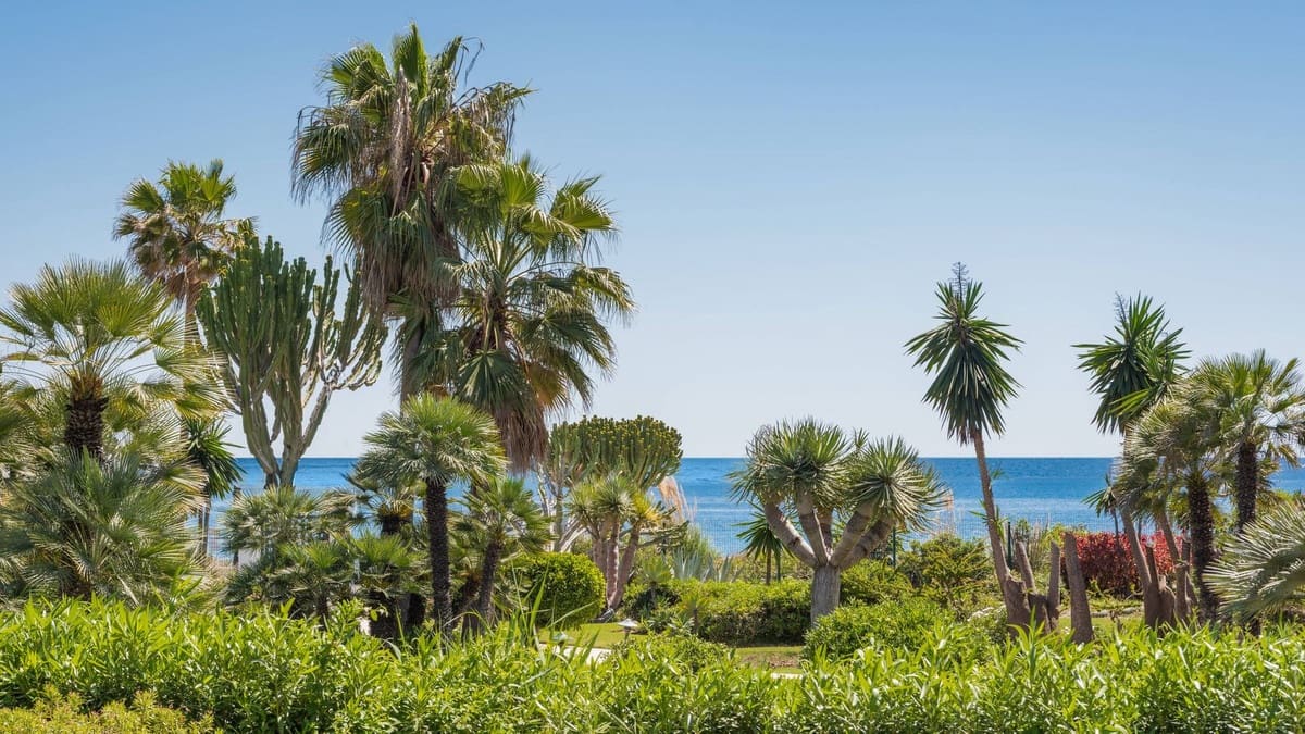 3 bedroom Apartment for sale in Estepona with pool garage - € 1,495,000 (Ref: 9832904)