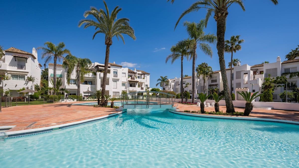 3 bedroom Apartment for sale in Estepona with pool garage - € 1,495,000 (Ref: 9832904)