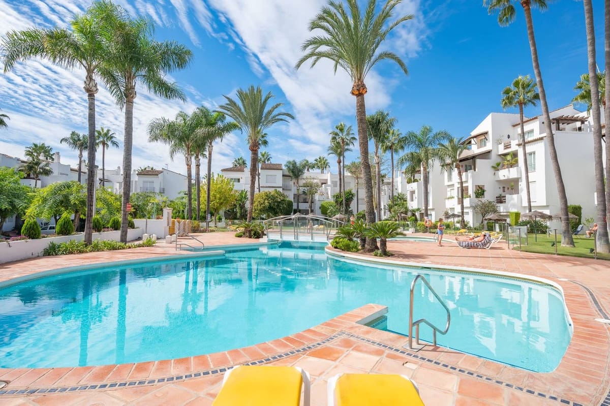 3 bedroom Apartment for sale in Estepona with pool garage - € 1,495,000 (Ref: 9832904)