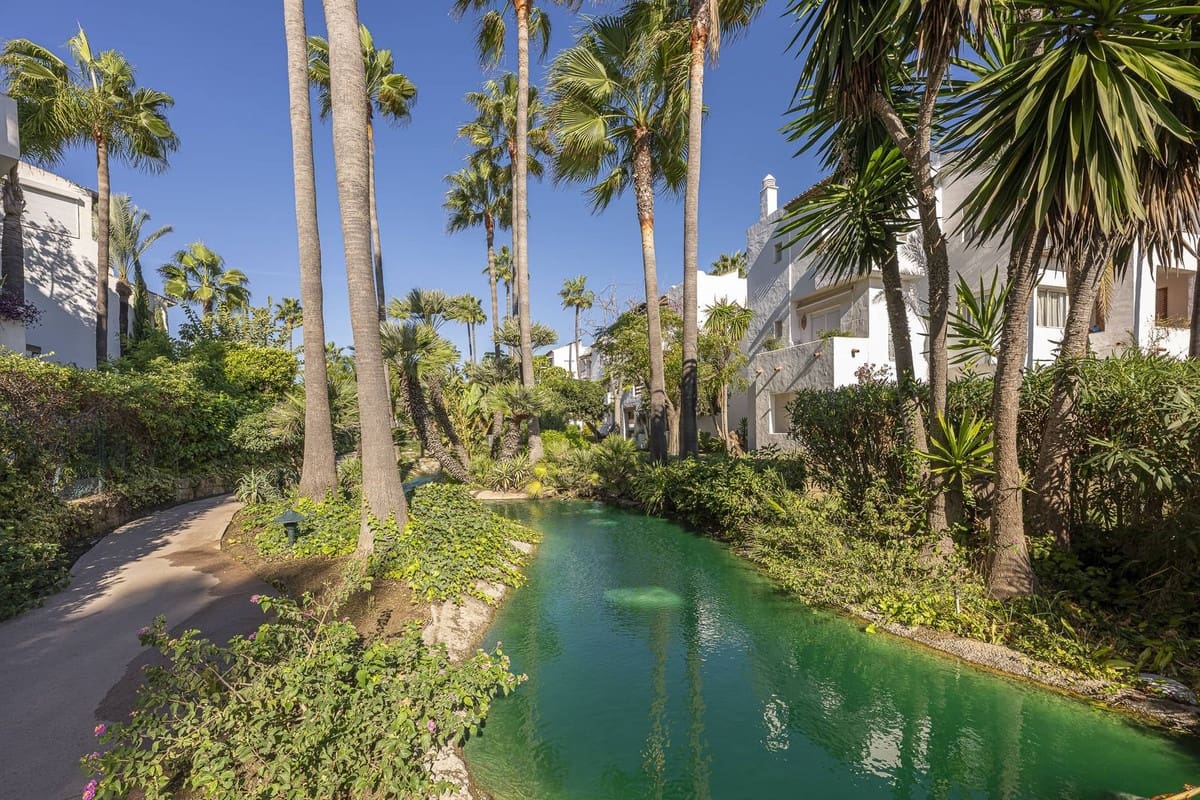 3 bedroom Apartment for sale in Estepona with pool garage - € 1,495,000 (Ref: 9832904)