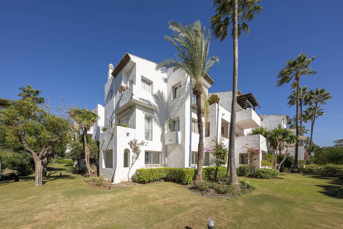 3 bedroom Apartment for sale in Estepona with pool garage - € 1,495,000 (Ref: 9832904)