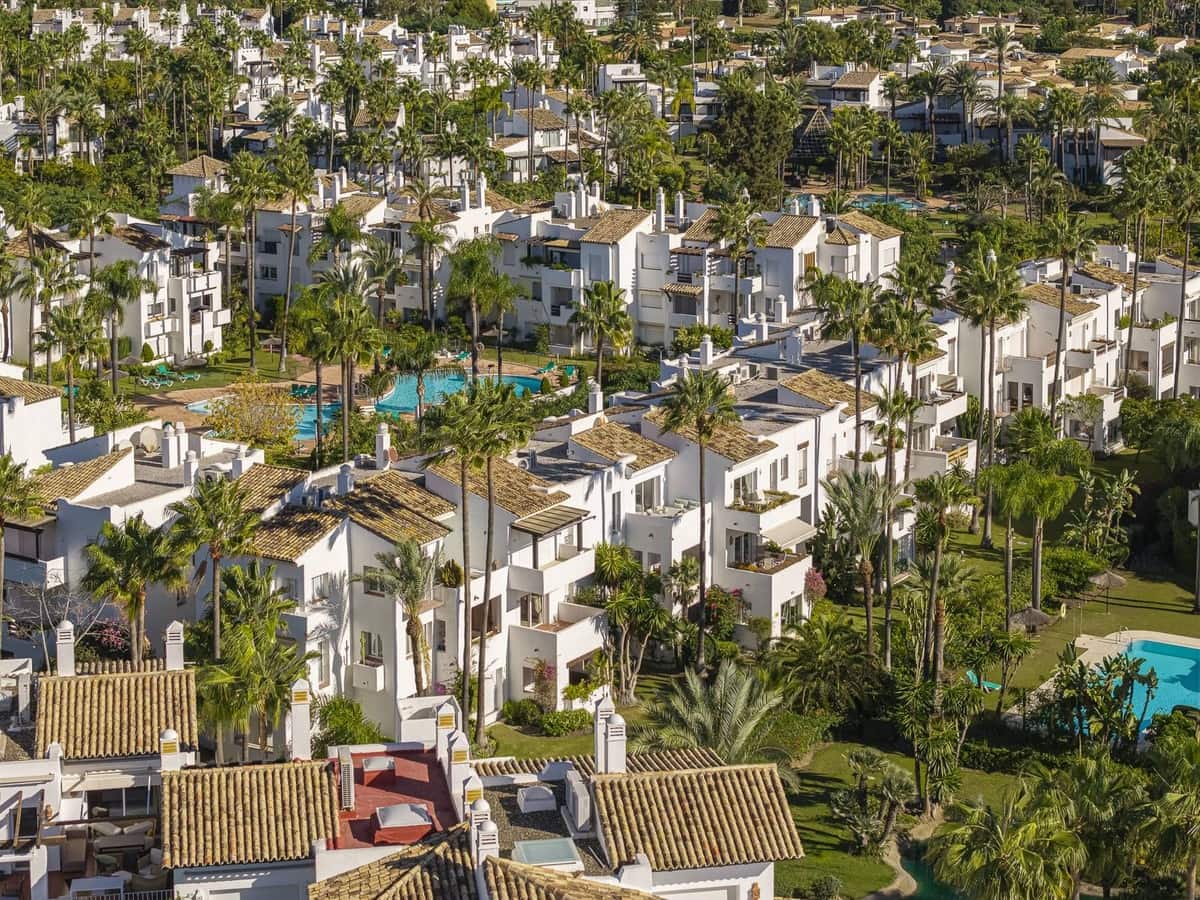 3 bedroom Apartment for sale in Estepona with pool garage - € 1,495,000 (Ref: 9832904)
