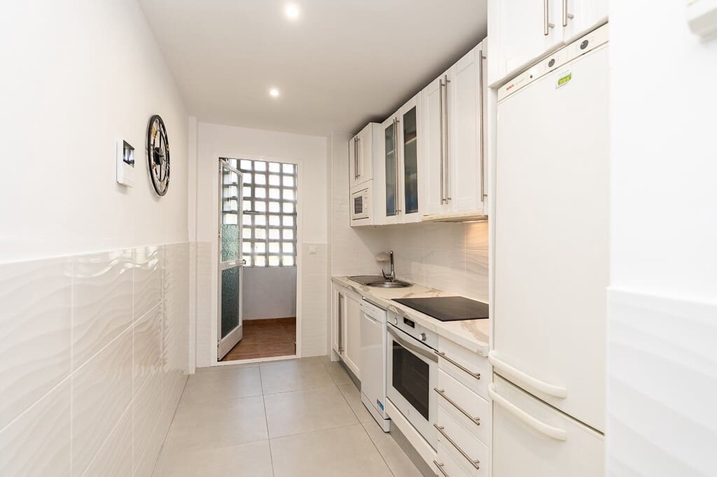 2 soverom Leilighet til salgs i Marbella med svømmebasseng garasje - € 650 000 (Ref: 10005906)