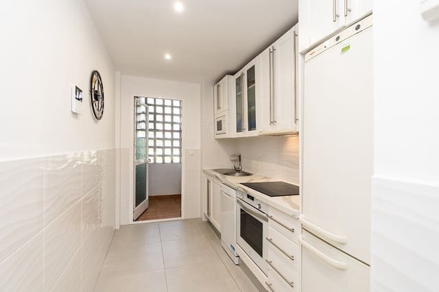 2 soverom Leilighet til salgs i Marbella med svømmebasseng garasje - € 650 000 (Ref: 10005906)