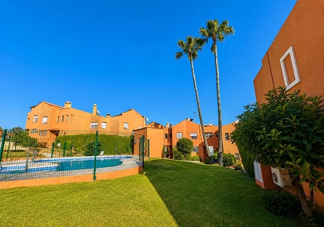 3 bedroom Townhouse for sale in Estepona with pool - € 460,000 (Ref: 10009291)