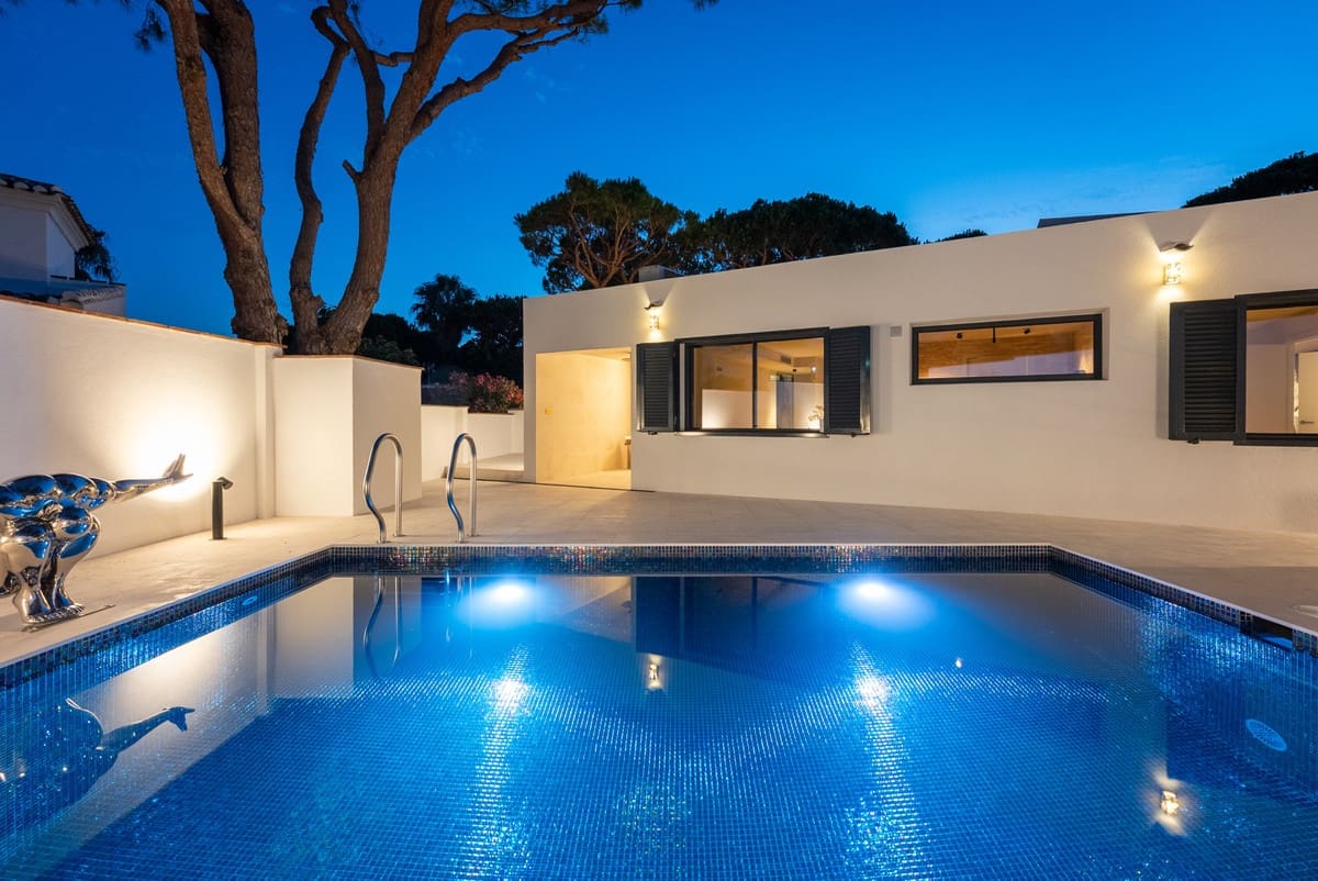 4 bedroom Villa for sale in Calahonda with pool - € 1,925,000 (Ref: 10011665)