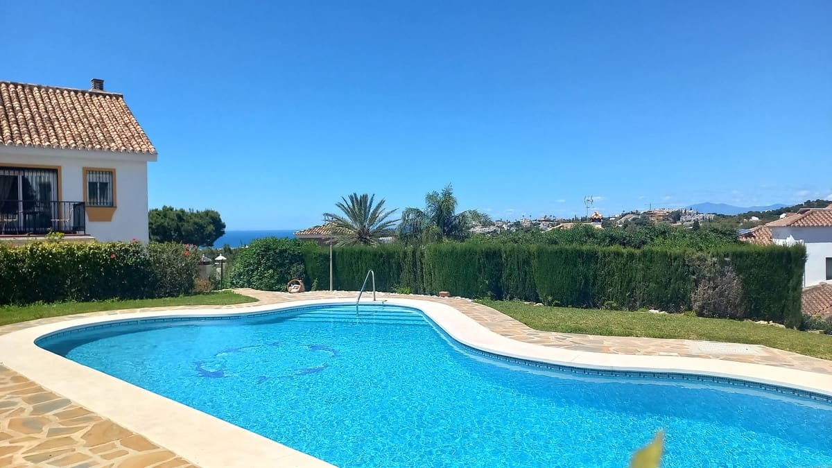 4 bedroom Townhouse for sale in Calahonda with pool garage - € 649,000 (Ref: 10013906)
