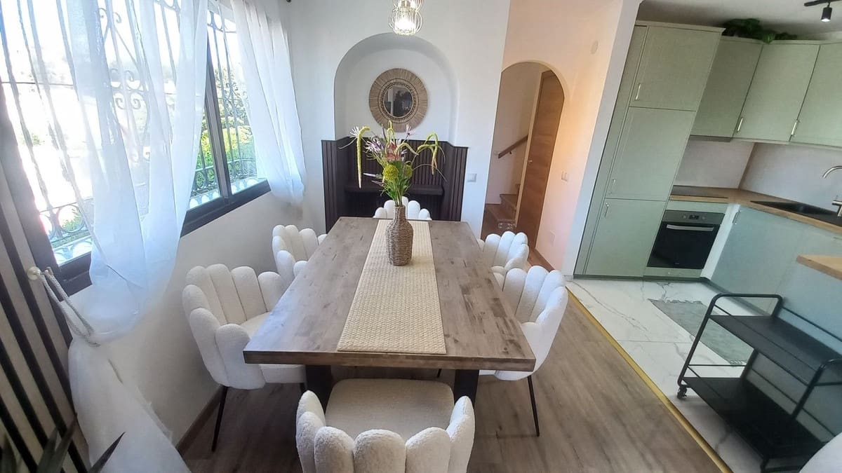 4 bedroom Townhouse for sale in Calahonda with pool garage - € 649,000 (Ref: 10013906)