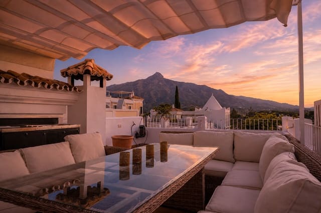 Casa de 3 habitaciones en Nueva Andalucia, Marbella en venta con piscina - 825.000 € (Ref: 10015802)