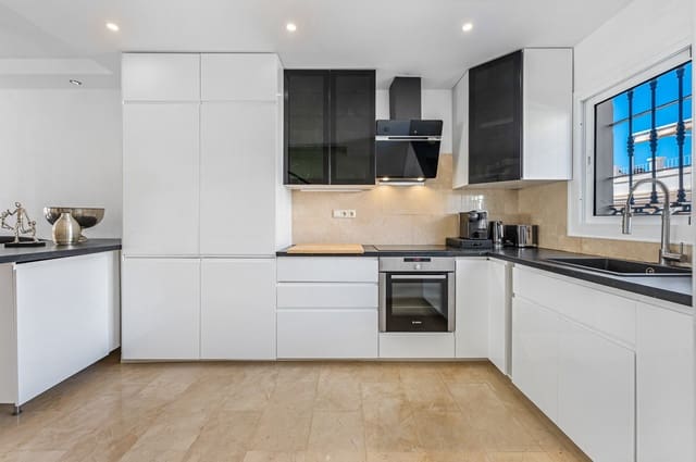 Casa de 3 habitaciones en Nueva Andalucia, Marbella en venta con piscina - 825.000 € (Ref: 10015802)