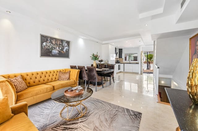 Casa de 3 habitaciones en Nueva Andalucia, Marbella en venta con piscina - 825.000 € (Ref: 10015802)