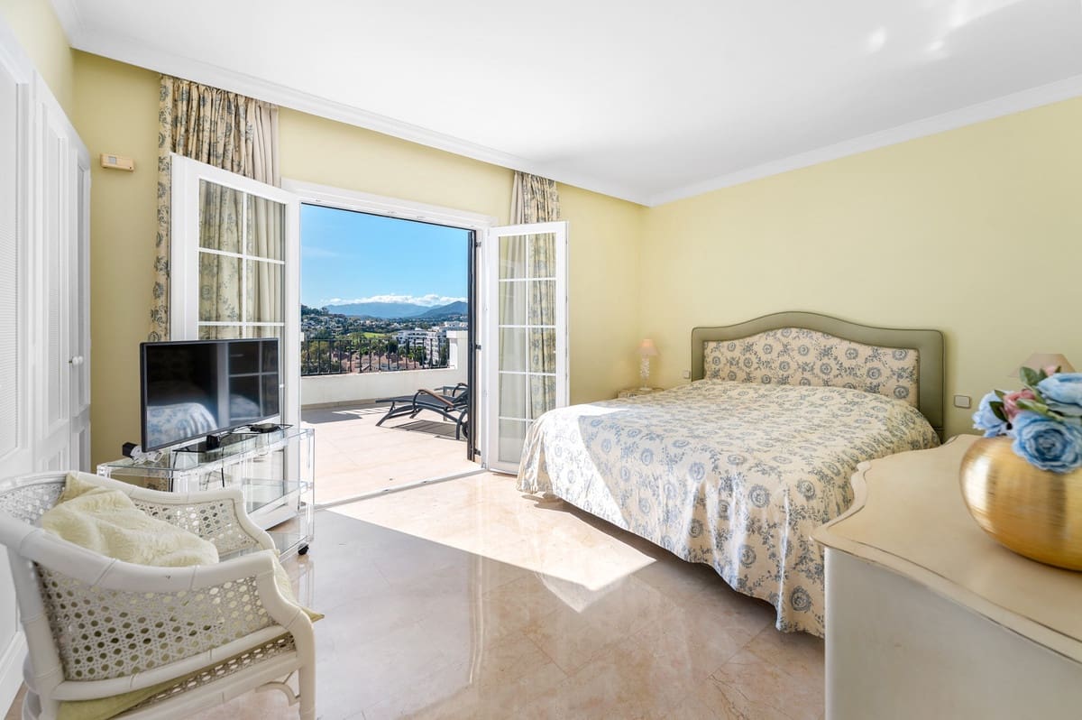 3 soverom Hus til salgs i Nueva Andalucia med svømmebasseng garasje - € 826 000 (Ref: 10015818)