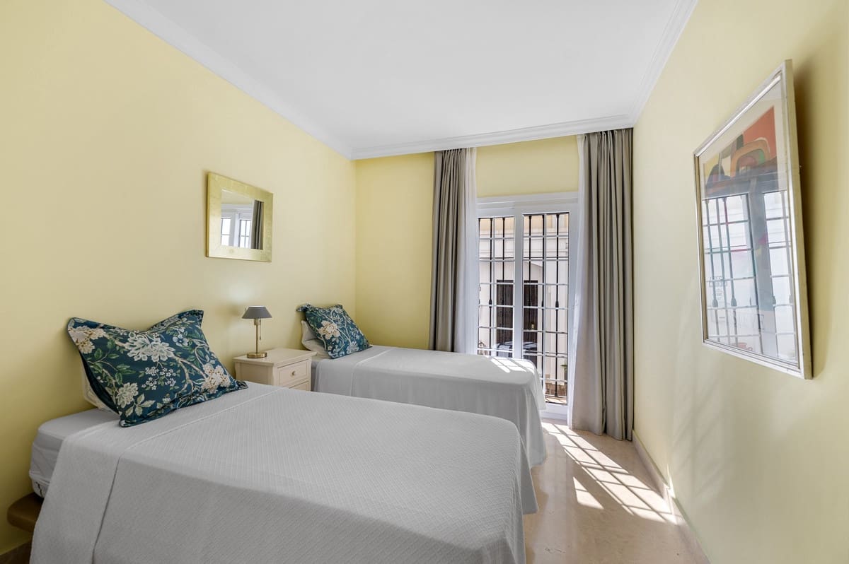 3 soverom Hus til salgs i Nueva Andalucia med svømmebasseng garasje - € 826 000 (Ref: 10015818)