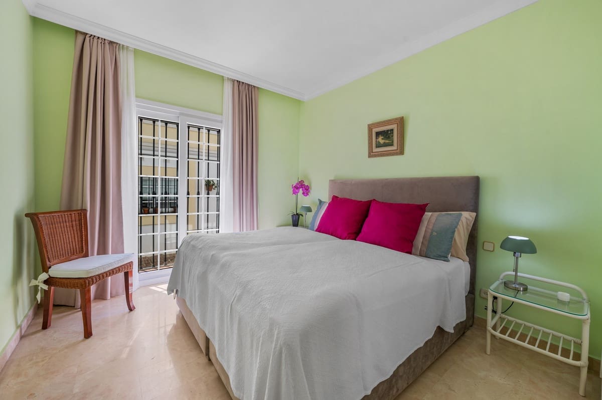 3 soverom Hus til salgs i Nueva Andalucia med svømmebasseng garasje - € 826 000 (Ref: 10015818)
