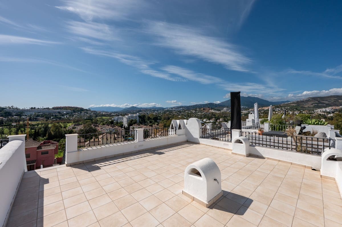 3 soverom Hus til salgs i Nueva Andalucia med svømmebasseng garasje - € 826 000 (Ref: 10015818)