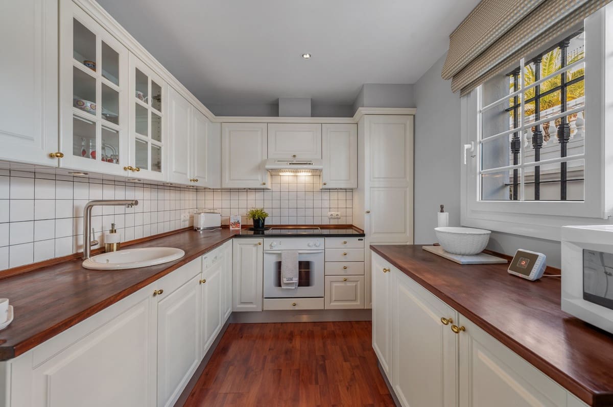 3 soverom Hus til salgs i Nueva Andalucia med svømmebasseng garasje - € 826 000 (Ref: 10015818)