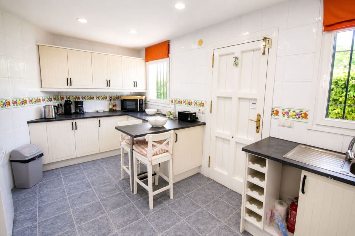 3 soverom Villa til salgs i Calahonda med svømmebasseng garasje - € 775 000 (Ref: 10017742)