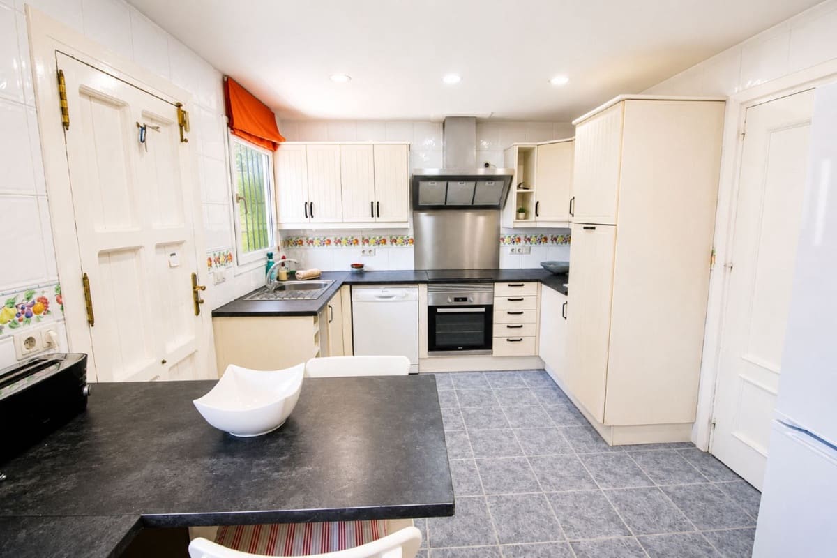 3 soverom Villa til salgs i Calahonda med svømmebasseng garasje - € 775 000 (Ref: 10017742)