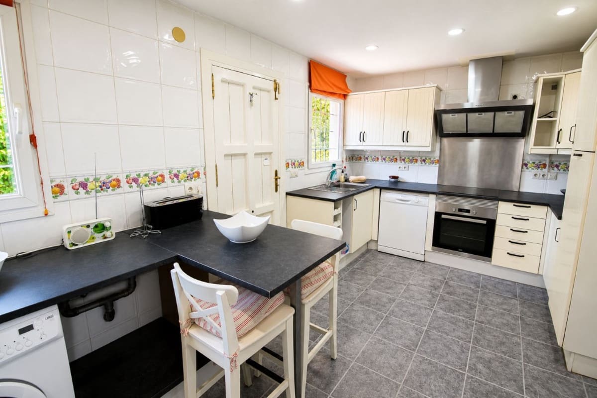 3 soverom Villa til salgs i Calahonda med svømmebasseng garasje - € 775 000 (Ref: 10017742)
