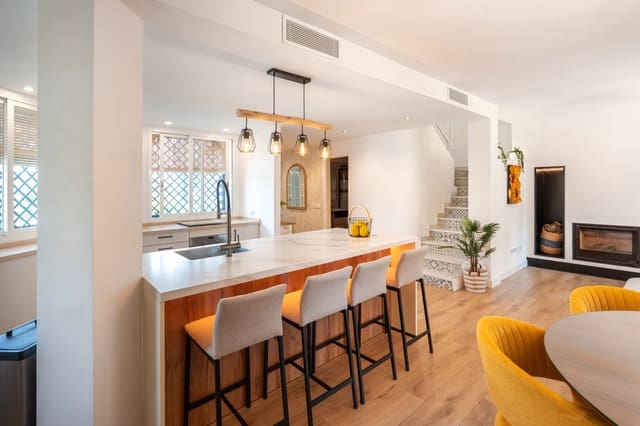 4 sypialnia Dom na sprzedaż w Nueva Andalucia, Marbella z basenem garażem - 649 000 € (Ref: 10017745)