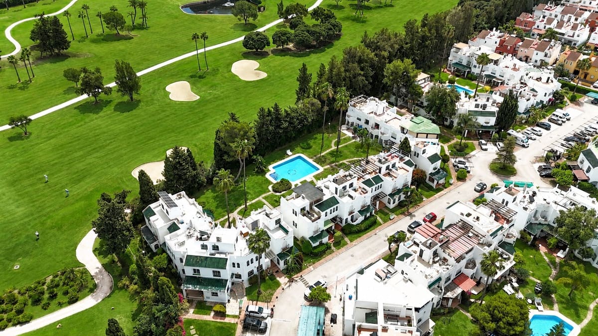 4 sovrum Hus till salu i Nueva Andalucia med pool garage - 649 000 € (Ref: 10017745)
