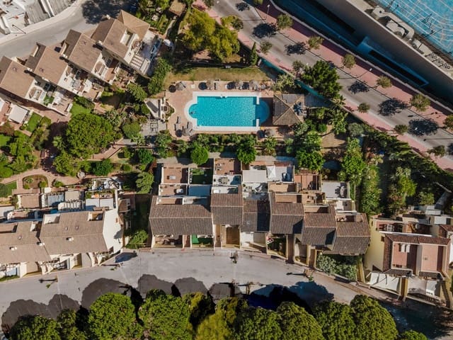 3 quarto Casa em Banda para venda em Aloha Golf, Marbella com piscina garagem - 735 000 € (Ref: 10017750)