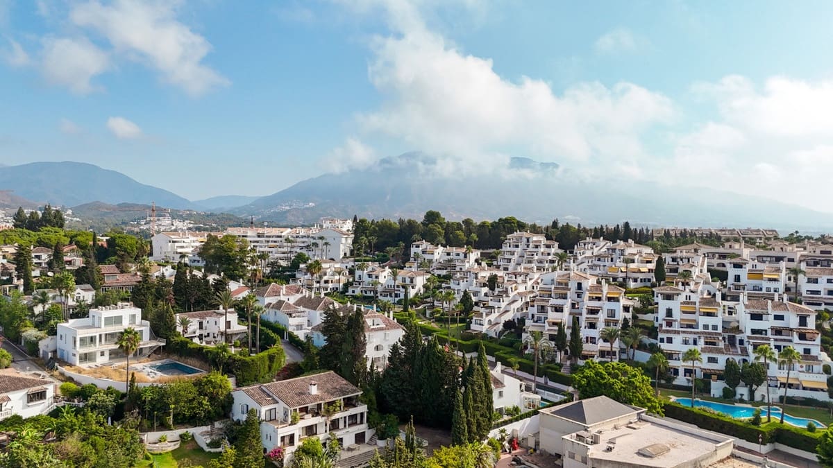 3 chambre Penthouse à vendre à Nueva Andalucia avec piscine - 695 000 € (Ref: 10025968)