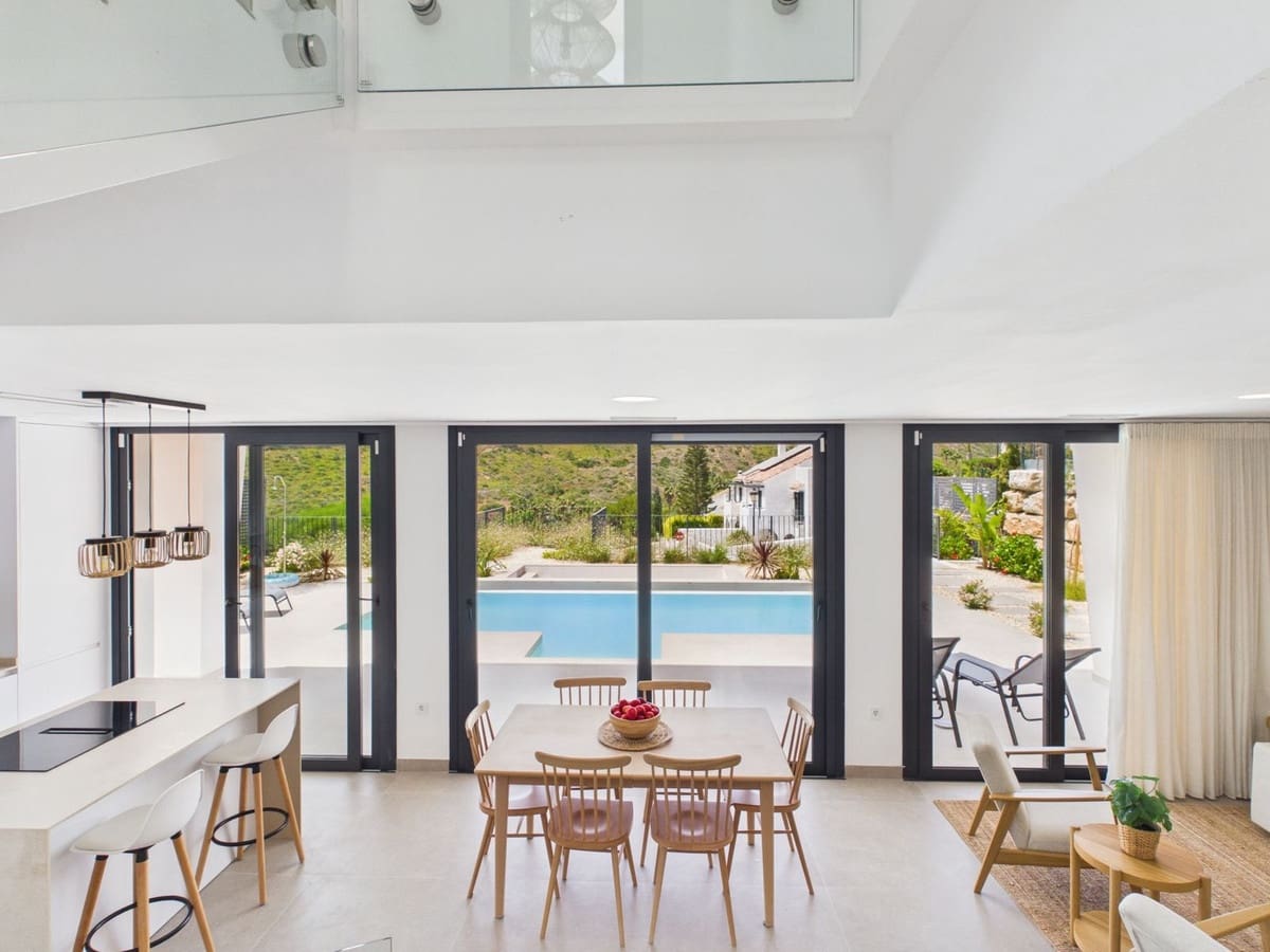4 quarto Moradia para venda em La Duquesa / Puerto de la Duquesa com piscina garagem - 1 150 000 € (Ref: 10030196)
