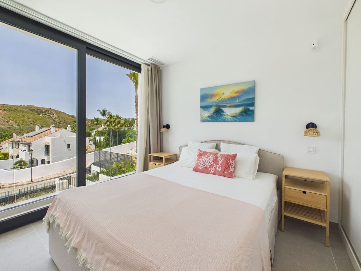 4 quarto Moradia para venda em La Duquesa / Puerto de la Duquesa com piscina garagem - 1 150 000 € (Ref: 10030196)