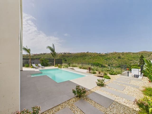 4 quarto Moradia para venda em La Duquesa / Puerto de la Duquesa, Manilva com piscina garagem - 1 150 000 € (Ref: 10030196)