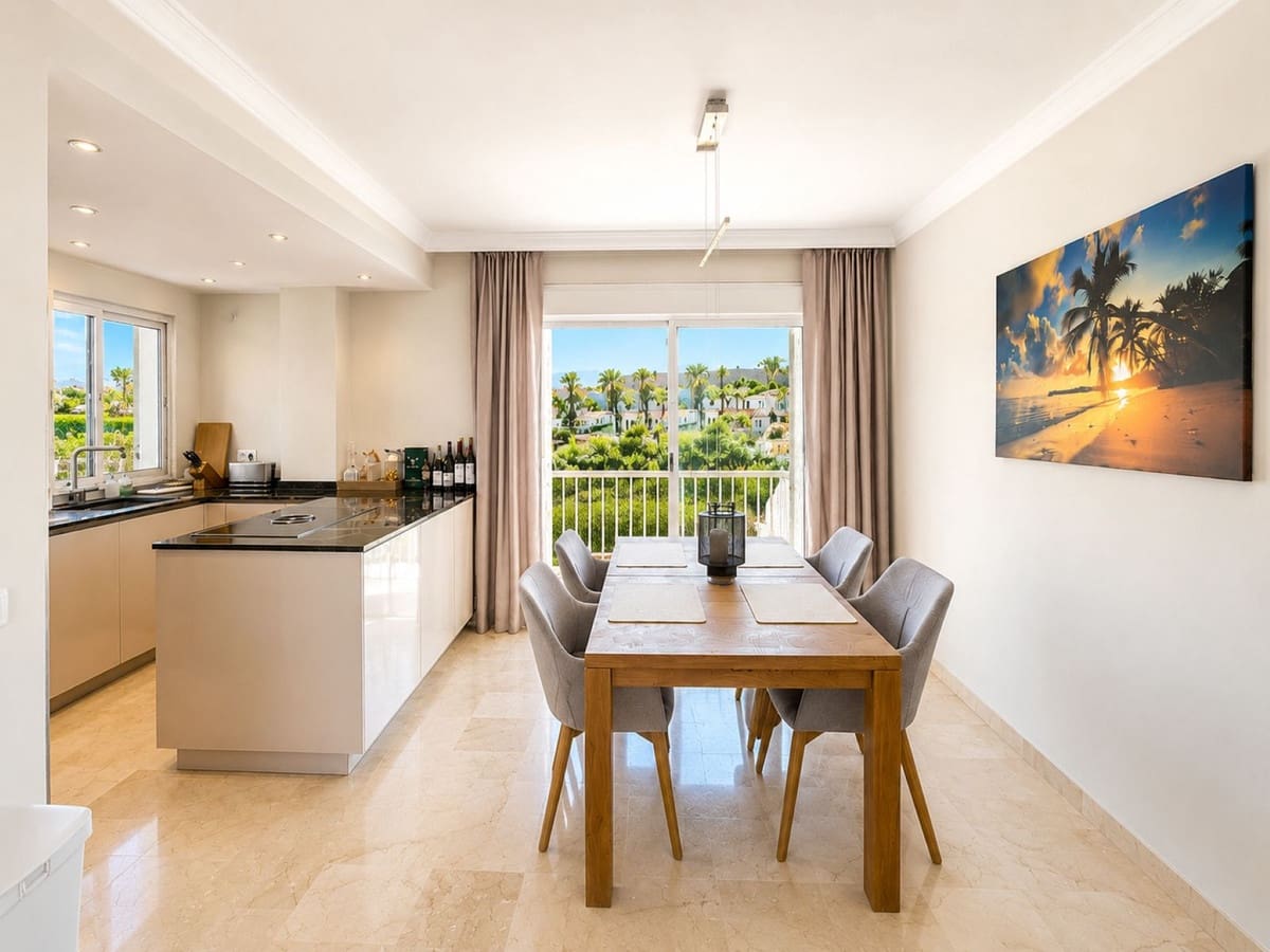 3 quarto Penthouse para venda em Estepona com piscina - 749 000 € (Ref: 10031638)