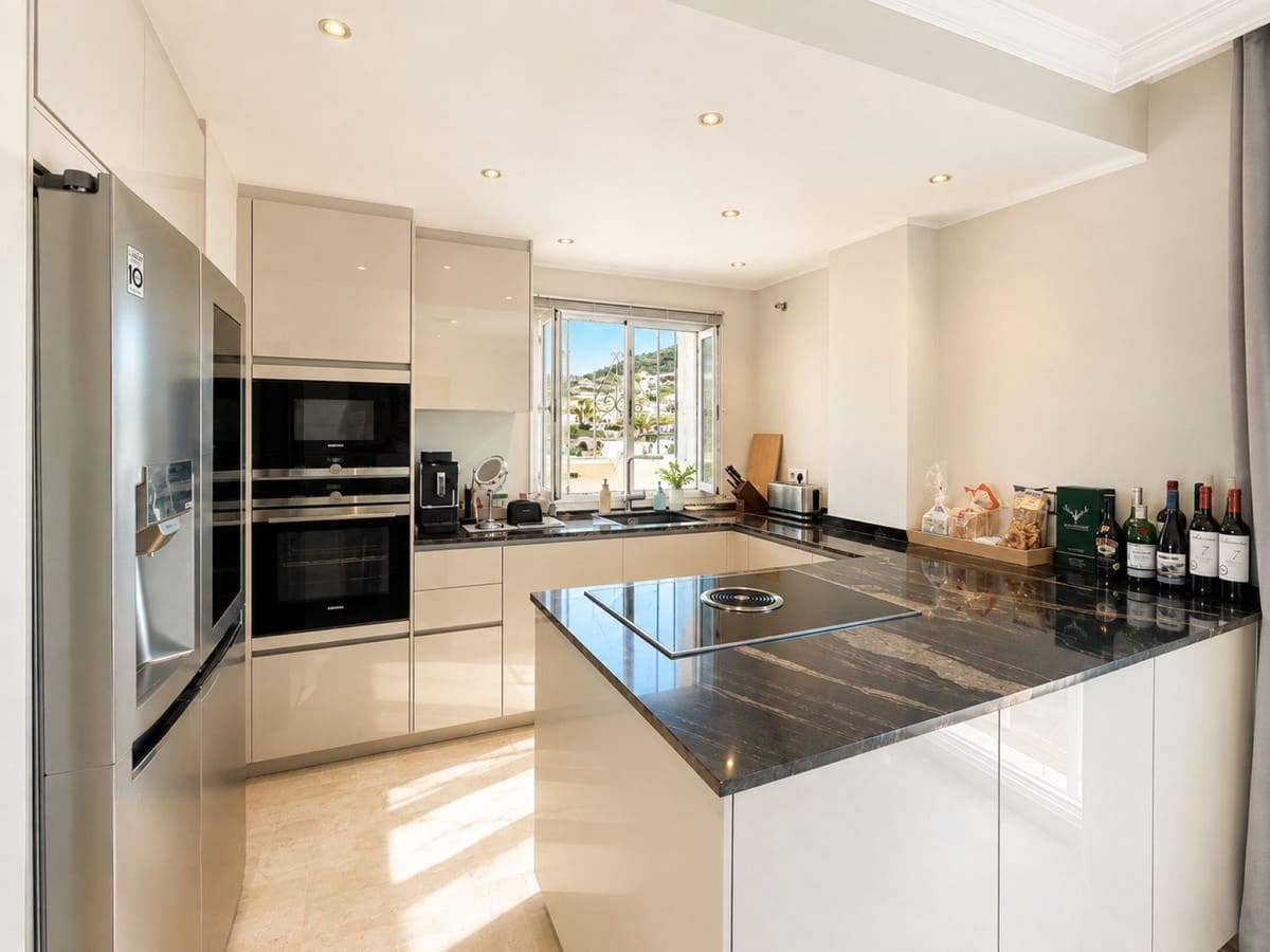 3 quarto Penthouse para venda em Estepona com piscina - 749 000 € (Ref: 10031638)