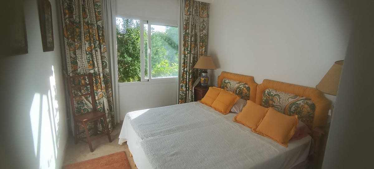 3 bedroom Apartment for sale in Estepona with pool - € 830,000 (Ref: 10031639)