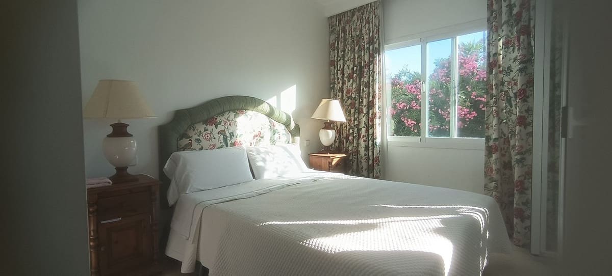 3 bedroom Apartment for sale in Estepona with pool - € 830,000 (Ref: 10031639)