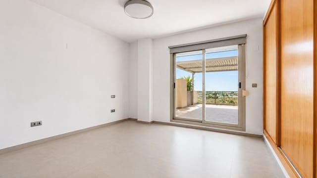 Ático de 2 habitaciones en New Golden Mile, Estepona en venta con piscina garaje - 440.000 € (Ref: 10031645)