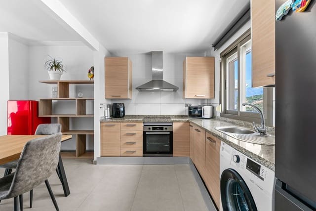 Ático de 2 habitaciones en New Golden Mile, Estepona en venta con piscina garaje - 440.000 € (Ref: 10031645)