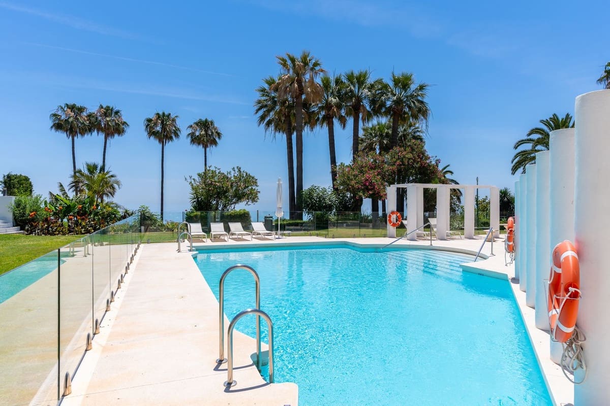 2 sypialnia Apartament na sprzedaż w Estepona z basenem garażem - 950 000 € (Ref: 10031983)