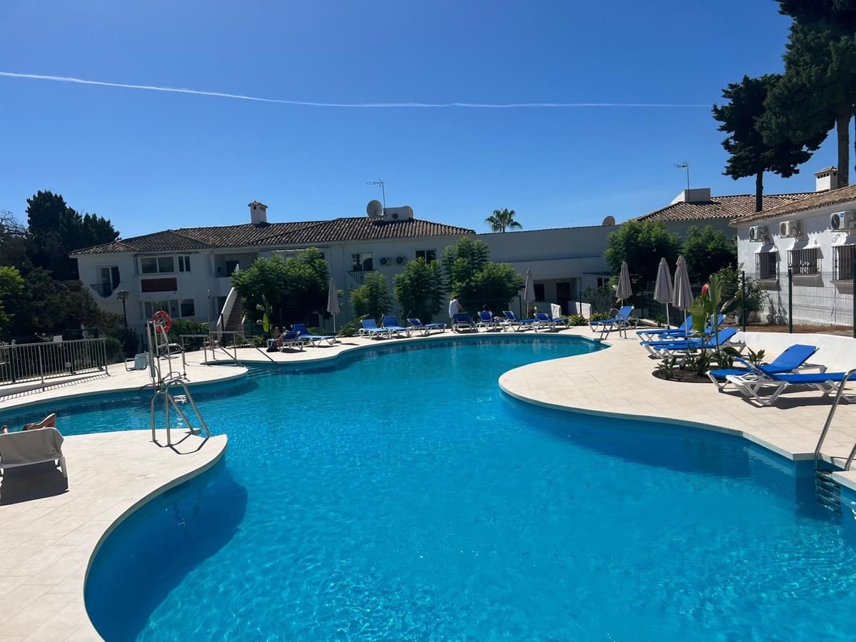 Apartamento de 2 habitaciones en Benahavís en venta con piscina - 335.000 € (Ref: 10031998)