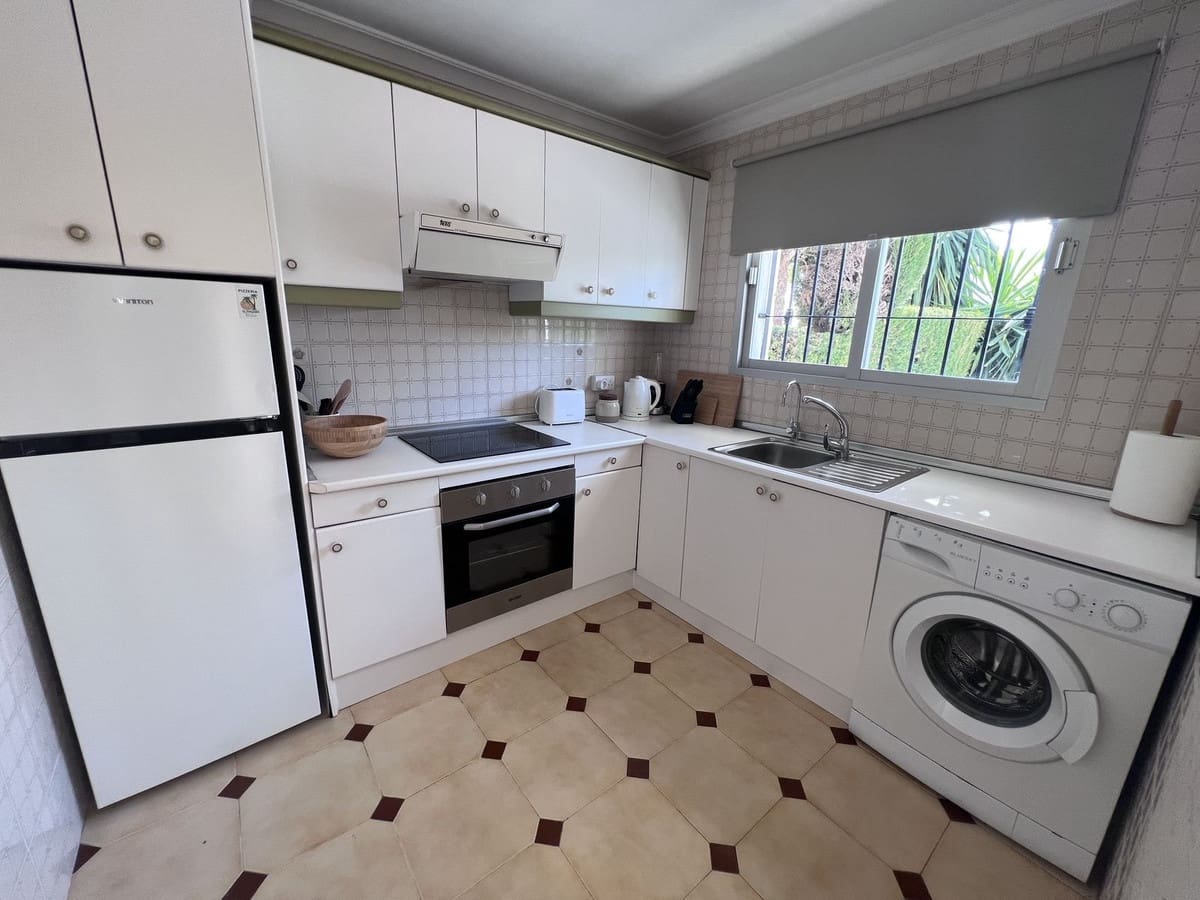 3 makuuhuone Omakotitalo myytävänä paikassa El Paraiso mukana uima-altaan 
autotalli - 469 000 € (Ref: 10034172)