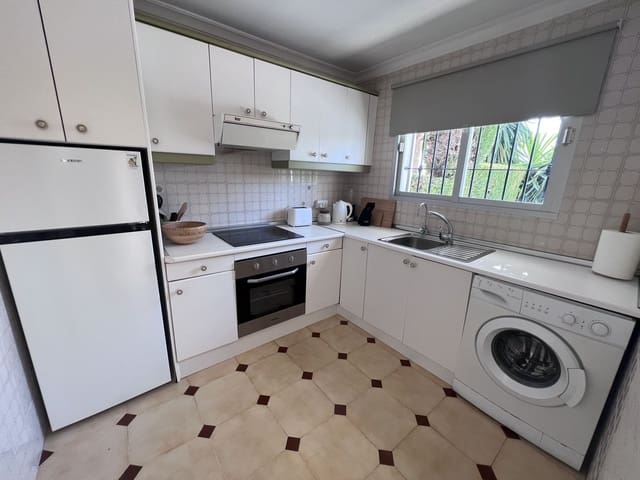 3 makuuhuone Omakotitalo myytävänä paikassa El Paraiso, Estepona mukana uima-altaan 
autotalli - 469 000 € (Ref: 10034172)
