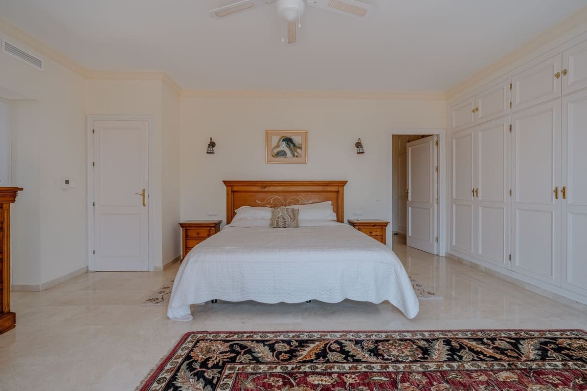 5 bedroom Villa for sale in El Paraiso with pool garage - € 2,150,000 (Ref: 10034203)